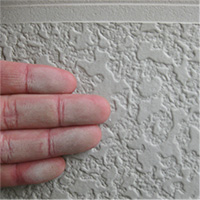 壁を触ってみて、指に白い粉がつきませんか？